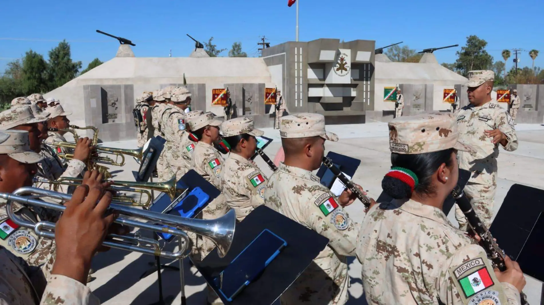 Dan ceremonia de inauguración del hemiciclo por los 200 años del Heroico Colegio Militar